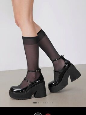 NWT. Cider Black Patent Platform Mary Jane Chunky Heel Shoes. Size 6